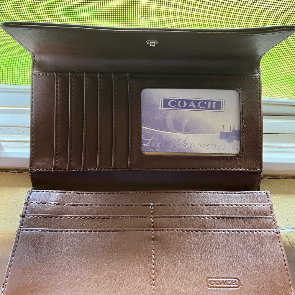 Faux COACH Women’s Wallet in Elegant Shades of Brown - Picture 3 of 7
